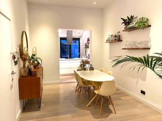 Dit gelijkvloers appartement is gelegen in de Rolwagenstraat 34 te Zurenborg, een van de meest gegeerde en karaktervolle buurten van Antwerpen. Zurenborg combineert het beste van twee werelden: een rustige, residentiële omgeving met tegelijk tal van gezellige cafés, restaurants en winkels op wandelafstand. Het appartement bevindt zich in een verzorgd gebouw met een hedendaagse uitstraling en werd recent opgefrist, wat zorgt voor een moderne en instapklare indruk.
Indeling
Bij het betreden van het appartement kom je terecht in een ruime en lichtrijke leefruimte, die naadloos overgaat in een open keuken met kookeiland. Deze keuken is volledig uitgerust en vormt het hart van de woning.
Vanuit de leefruimte heb je toegang tot een aangenaam en ruim terras, waar je in alle rust kan genieten van het buitenleven.
Verder beschikt het appartement over een volledig ingerichte badkamer, uitgerust met zowel een ligbad als een douche. Daarnaast is er een multifunctionele ruimte die perfect kan dienen als wasplaats, bureau of extra kamer. De master bedroom is royaal van formaat en biedt voldoende plaats voor uitgebreide kastruimte. 
In de gang van het gebouw is bovendien ruimte voorzien voor het stallen van fietsen.
Troeven
•	Vlotte bereikbaarheid 
•	Ruime en lichtrijke leefruimte 
•	Open keuken met kookeiland 
•	Aangenaam terras 
•	Badkamer met ligbad én douche 
•	Grote master bedroom met veel kastruimte 
•	Fietsenberging
