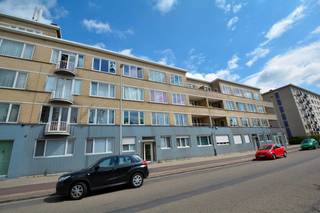 Recent gerenoveerd appartement met veel lichtinval op de 1ste verdieping, bestaande uit: inkomhal met apart toilet en vestiairekast; woonkamer...