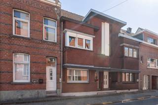 Deze woning biedt een bewoonbare oppervlakte van 136m² op een perceel van 73m² en beschikt over een centrale inkomhal, leefruimte, ingerichte...