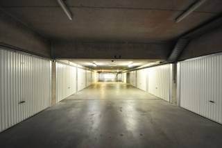 Afgesloten garagebox nummer 19 gelegen in Brugge centrum.<br />Inrit naar het garagecomplex naast residentie Ten Eeckhoute.