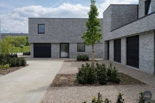 Meer info via info@homixx.be of via 016 199 349LAATSTE 2 UNITS BESCHIKBAAR!Deze prachtige BEN-nieuwbouwwoning is kwalitatief afgewerkt en ligt in een...