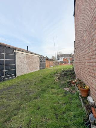 Centraal en toch rustig gelegen in een doodlopende straat in Lebbeke bevindt zich deze bouwgrond van 314 m² met een straatbreedte van circa 7...