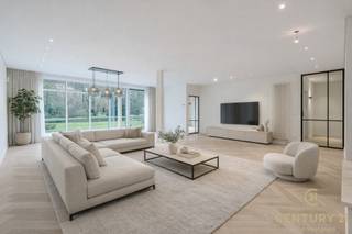 Exclusief gelijkvloers appartement in het prestigieuze parkdomein Residentie “De Dennen”, waar rust, luxe en natuur harmonieus samenkomen. Via...