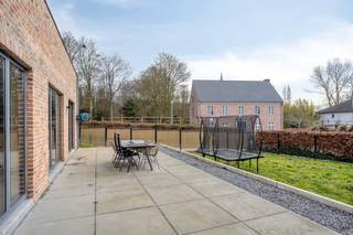Woning met mogelijkheden voor een praktijk. Dit instapklare pand in open bebouwing combineert een privé-woning met een praktijkruimte voor een...