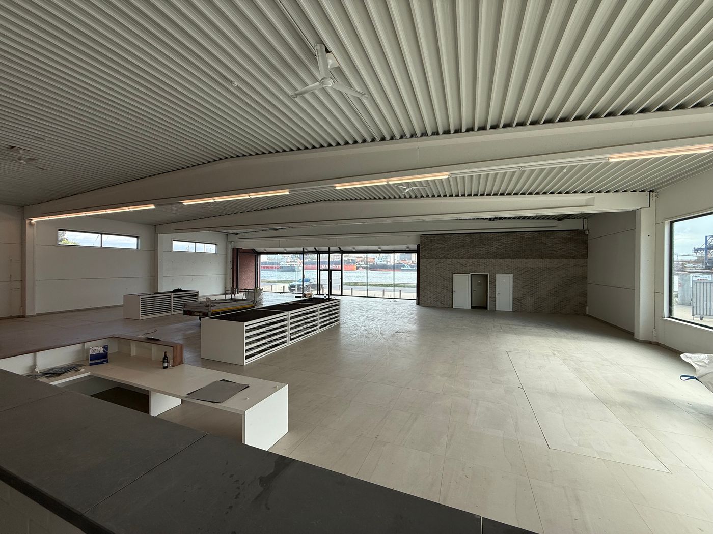 Multifunctioneel bedrijfsgebouw bestaande uit kantoren/showroom/magazijn - photo 5