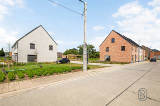 <p><span>Ontdek de charme van Asper, een sfeervolle deelgemeente van Gavere, waar een uniek nieuwbouwproject op u wacht. Gelegen in een bevoorrechte omgeving, op slechts 15 minuten rijden van de bruisende stad Gent, presenteert dit project 12 prachtige nieuwbouwwoningen. In elke woning is er de mogelijkheid om een vierde tot zelf een vijfde slaapkamer te voorzien. De woningen lot 1, 2 en lot 6 tot en met 12 hebben een afgewerkte zolderkamer in de prijs inbegrepen.<br /></span><br /><span>Dit woonproject bevindt zich in een licht en rustig gebied, een ware oase van sereniteit. Een woonerf waar rust en groen samenkomen, biedt u een unieke levensstijl weg van de drukte van alledag. Het is de perfecte balans tussen de levendige stad en de vredige natuur.</span><br /><span>Om uw comfort te optimaliseren, bieden wij de mogelijkheid om een carport of staanplaats aan te kopen. Voor €20.000 (exclusief kosten) kunt u genieten van de beschutting van een carport, terwijl een staanplaats, exclusief kosten, beschikbaar is voor €12.500. U heeft de vrijheid om te kiezen welke optie het beste bij uw wensen past.<br /></span><br /><span>Stap binnen in uw droomhuis, waar comfort en stijl samenkomen in deze volledig sleutel-op-de-deur afgewerkte woningen. Elk detail is zorgvuldig overwogen, waardoor u meteen kunt genieten van uw nieuwe thuis in Asper.</span><br /><span>Volgens het voorziene lastenboek heeft u de keuze om deze ruimtes in te richten volgens uw eigen smaak en voorkeuren.<br /><br />Bezoek na afspraak met immo beguin: emiel@immobeguin.be<br /></span></p>