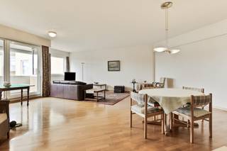 Dit instapklaar appartement met twee slaapkamers te koop bevindt zich in een toegankelijke locatie in het centrum van Brugge. Dit appartement is gelegen nabij tal van scholen, stadsgroen, de invalswegen (Brugse Ring,...) en op wandelafstand van het toeristisch centrum van Brugge. Het appartement geniet van veel lichtinval dankzij de zuidwestelijke oriëntatie, een leuk uitzicht op de binnentuin en omvat onder andere 2 slaapkamers en een gezellig terras. Dit appartement te koop is ideaal voor starters of als investering en bijgevolg een niet te missen kans om te wonen in het centrum van Brugge met vlotte verbinding naar Brugse Ring via de Gentpoort. Mogelijkheid tot aankoop van ondergrondse staanplaats (40.000,00 euro)Zoek je vastgoed in Brugge centrum te koop? Lees zeker verder.Indeling: - Inkomhal met gastentoilet en vestiairekast- Woonkamer- Terras, toegankelijk via het schuifraam in de woonkamer en voorzien van zonnewering.- Keuken - Berging met aansluiting voor wasmachine en droogkast- Badkamer voorzien van dubbele lavabo, ligbad- 2 slaapkamers Inclusief ondergrondse berging