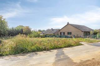 <strong>Rustig en landelijk gelegen bouwgrond voor open bebouwing van 6a 93 ca. De bouwgrond is gelegen in een verkaveling (lot 7). Verkavelingsvoorschriften- en plan kan u downloaden bij 'downloads'.</strong><br /><br />Kenmerken bouwgrond:<br />- Breedte aan de straatkant van 17,61m;<br />- Diepte van de bouwgrond van 39,5m;<br />- Oriëntatie: zuid;<br />- Vlakke bouwgrond (geen helling);<br /><br />De bouwgrond beschikt over een goede verkeerstechnische ligging t.o.v. winkels, scholen, openbaar vervoer, etc.<br /><br />Interesse? Mail naar laurens@immogve.be of bel naar 0496 07 89 48.