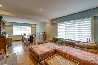 <p>Deze veelzijdige woning biedt tal van mogelijkheden dankzij de combinatie van een hoofdwoning met 3 slaapkamers en een achtergelegen bijgebouw waarin nog eens 4 extra slaapkamers werden ingericht.</p><p></p><p><strong>Indeling</strong></p><p>Via de inkomhal heeft u toegang tot zowel de leefruimte als de keuken. De ruime living beschikt over een gezellige zithoek en biedt voldoende plaats voor een eetgedeelte. De keuken is uitgerust met een ingebouwde oven, keramische kookplaat, koelkast en voldoende opbergruimte.De badkamer werd recent vernieuwd en is voorzien van een bad, douche en dubbele lavabo. Vanuit de inkomhal bereikt u bovendien een droge kelder, ideaal voor extra opslag.</p><p></p><p>Op de eerste verdieping bevinden zich drie volwaardige slaapkamers.De centrale nachthal zorgt voor een vlotte verbinding tussen de ruimtes. Daarnaast is er nog een praktische berging aanwezig.</p><p>Achteraan de woning werd de voormalige garage volledig omgevormd tot een aparte woonentiteit met 4 slaapkamers, ideaal voor grote gezinnen, co-housing of extra verhuurmogelijkheden.</p><p></p><p>De woning is voorzien van verwarming via een hoogrendementsketel op gas en beschikt over rolluiken. Daarnaast biedt de indeling ruime mogelijkheden door de beschikbare oppervlakte en het aantal kamers.</p><p><br />De tuin wordt in exclusief genot toegekend aan de woning.</p><p></p><p>Deze woning in Meerhout biedt bijzonder veel ruimte en een praktische indeling met slaapkamers op zowel het gelijkvloers als de verdieping. Dankzij de garage, meerdere slaapkamers en ruime leefruimte is dit een ideale woning voor gezinnen of voor wie op zoek is naar een woning met veel potentieel.</p>