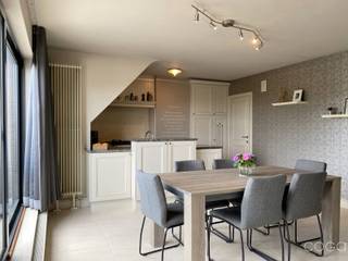 <p><strong>Gezellig dakappartement met riant terras en garage in hartje Brecht</strong></p>
<p>Dit instapklare dakappartement bevindt zich in het centrum van Brecht, op wandelafstand van winkels, scholen, openbaar vervoer en andere voorzieningen. Bovendien geniet je van een uitstekende bereikbaarheid dankzij de nabijheid van de E19 Antwerpen–Breda en het treinstation Noorderkempen.</p>
<p>Het appartement is uitstekend onderhouden en praktisch ingedeeld. Je komt rechtstreeks binnen in de ruime eetkamer met open keuken. De keuken is volledig uitgerust met een 5-pits gasfornuis, dampkap, spoeltafel, vaatwasser, oven en koelkast, en is afgewerkt met een stijlvol granieten werkblad. Aansluitend bevindt zich een handige berging/wasplaats met uitgietbak en de recente gascondensatieketel (2020).</p>
<p>De gezellige leefruimte, afgewerkt met een parketvloer, biedt voldoende plaats voor een comfortabele zithoek. Dankzij de twee grote schuiframen – zowel in de zithoek als in de eetkamer – geniet je van veel natuurlijk licht en heb je rechtstreeks toegang tot het ruime terras van ca. 25m². Hier kan je in alle rust genieten van een mooi uitzicht op de kerktoren van Brecht.</p>
<p>Het appartement beschikt over twee slaapkamers. Eén slaapkamer is momenteel ingericht als dressing met praktische inbouwkasten en is bereikbaar via de badkamer.</p>
<p>De ruime badkamer is uitgerust met een dubbele lavabo in meubel, een ligbad en een aparte douche. Verder is er nog een afzonderlijk toilet.</p>
<p>Als extra troef hoort bij het appartement een ruime garagebox van ca. 2,75 x 6,50 meter, gelegen achter het gebouw.</p>
<p>Een ideaal appartement voor wie op zoek is naar comfortabel wonen op een toplocatie, met alle voorzieningen binnen handbereik.</p>