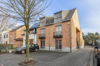 <p>Op zoek naar een zorgeloze investering op een uiterst centrale locatie in Schilde?</p>
<p>In een rustige straat, op wandelafstand van het centrum van Schilde, vinden we dit aangename en instapklare duplexappartement.<br />Het appartement zelf werd met zorg afgewerkt, geniet van veel lichtinval, een stijlvolle gietvloer en een royaal terras waar het heerlijk vertoeven is. Aangezien de huidige eigenaar graag nog twee jaar blijft wonen, leent dit appartement zich perfect als investering met een vaste huurder.</p>
<p><strong>INDELING:</strong><br /><strong><span>Gelijkvloers:</span></strong><br />- Ruime inkomhal met gastentoilet en vestiaire.<br />- 2 (slaap)kamers die ook ideaal zijn als bureau of hobbyruimte.<br />- Verzorgde badkamer met inloopdouche en dubbele lavabo.<br /><br /><span><strong>Eerste verdieping:</strong></span><br />- Lichte leefruimte met open keuken.<br />- Praktische berging aansluitend aan de keuken.<br />- Groot terras van ca. 25 m2 met zonneluifel.</p>
<ul>
<ul></ul>
</ul>
<p><strong>BIJZONDERHEDEN:</strong><br />- Rustige ligging dicht bij winkels, openbaar vervoer en het centrum van Schilde<br />- Instapklaar<br />- Lichte gietvloer op beide verdiepingen voor een moderne uitstraling<br />- Ruim en zonnig terras<br />- parkeerplaats voor het appartement en achteraan onder de carport<br /><br />Achteraan het perceel bevinden zich een autostaanplaats onder een carport en een private berging. Deze worden samen aangeboden en dienen mee te worden aangekocht voor een totaalbedrag van 25.000 euro. Voor het appartement is er eveneens een tweede autostaanplaats voorzien.<br /><br />Voor meer info of een bezoek ter plaatse kan u vrijblijvend contact opnemen met Stephanie via stephanie@reds.be of telefonisch op 0476/90 95 94</p>
<ul></ul>