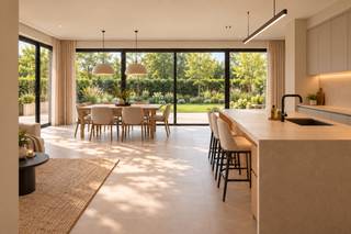 <p>Instapklare nieuwbouwwoning met zuidgerichte tuin in rustige wijk</p>
<p>EPC-label: A<br />Mobiscore: uitstekende bereikbaarheid</p>
<p>In een rustige en aangename woonwijk, gelegen aan de Augusta Van Den Mergelestraat 15 in <span><span>Merelbeke-Melle</span></span>, bevindt zich deze moderne en energiezuinige nieuwbouwwoning. Dankzij de vlotte verbindingen en de nabijheid van winkels, scholen en belangrijke invalswegen geniet u hier van een ideale combinatie tussen rust en bereikbaarheid.</p>
<p>De woning werd ontworpen met oog voor comfort en licht. De lichtrijke leefruimte vormt het hart van de woning en staat in directe verbinding met de tuin. Dankzij de grote raampartijen geniet u hier de hele dag van natuurlijk licht en een mooi zicht op de zuidgerichte tuin — perfect om te ontspannen of gezellig buiten te vertoeven.</p>
<p>De woning beschikt over drie volwaardige slaapkamers, ideaal voor een gezin, thuiswerk of hobbyruimte. De badkamer is modern ingericht en voorzien van zowel een ligbad als een douche, wat zorgt voor extra comfort in het dagelijks gebruik.</p>
<p>Deze nieuwbouwwoning combineert hedendaagse architectuur met energiezuinig wonen en kwalitatieve afwerking. Een ideale keuze voor wie op zoek is naar een instapklare, duurzame woning in een rustige en groene omgeving.<br /><br />Bent u op zoek naar een gezinswoning of een toekomstgerichte investering, dan is deze woning absoluut wat u zoekt.<br /><br />Voor een afspraak contacteer ons via 0471 65 25 34 of via info@vicusvastgoed.be</p>