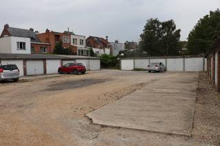 In een garagecomplex van 26 garages bieden wij u 1 garagebox te koop aan. Dit complex is gelegen nabij het centrum van Mechelen, langsheen de Leuvensesteenweg. Deze garagebox is momenteel verhuurd aan €70/maand. Mogelijkheid tot aankoop van de 2e garagebox nr 16 tevens aan €25.000,-.