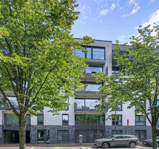 <p>Dit ruime appartement in Sint-Lambrechts-Woluwe met twee slaapkamers biedt een aangename combinatie van comfort, functionaliteit en ruimte. De woning is ideaal voor wie op zoek is naar een praktisch ingedeeld appartement met een open leefruimte en een mooie buitenruimte.<br /></p><p>Bij het binnenkomen ervaar je meteen de aangename sfeer van de ruime living. De grote leefruimte biedt voldoende plaats voor een gezellige zithoek en een comfortabele eethoek. De open keuken sluit mooi aan bij de leefruimte en zorgt voor een moderne en uitnodigende woonomgeving. Via het schuifraam in de living bereik je het ruime terras, een fijne plek om te ontspannen en te genieten van extra buitenruimte.<br /></p><p>Het appartement beschikt over twee slaapkamers. De ene slaapkamer heeft rechtstreeks toegang tot een douchekamer, terwijl de andere slaapkamer aansluit op een volledige badkamer. Deze praktische indeling zorgt voor extra comfort en privacy. Daarnaast zijn er een apart toilet, een handige bergruimte en een kelder aanwezig, ideaal voor extra opslagmogelijkheden.</p><p></p><p>Een bijkomende troef is de autostaanplaats in de gemeenschappelijke parking, waardoor parkeren eenvoudig en comfortabel verloopt. De combinatie van een ruime living, open keuken, twee slaapkamers, meerdere sanitaire voorzieningen, terras, kelder en parking maakt dit appartement geschikt voor wie comfortabel wil wonen.</p><p></p><p>Dankzij de aangename woonindeling en de extra voorzieningen biedt dit appartement een fijne thuis voor verschillende woonprofielen. Neem contact op en ontdek zelf de troeven van deze praktische en comfortabele woning.</p>