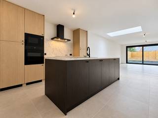 Energiezuinige gezinswoning (A) met 4 slaapkamers, dressing, bureelruimte en zonnige tuin met doorgang tot vooraan (vloerverwarming &amp; zonnepanelen)<br /><br />In Staden bevindt zich deze bijzonder aantrekkelijke en volledig instapklare gezinswoning, die in 2026 een grondige totaalrenovatie onderging met oog voor kwaliteit, leefcomfort en energiezuinigheid.<br />Met een royale bewoonbare oppervlakte van 209 m², een doordachte indeling en een verzorgde afwerking biedt deze woning alles wat een hedendaags gezin vandaag zoekt.<br /><br />Van bij het betreden van de woning valt de aangename sfeer op. De ruime inkomhal met gastentoilet en aparte bureelruimte vormt een stijlvolle binnenkomer en geeft toegang tot een woning waar licht, ruimte en functionaliteit mooi in balans zijn.<br />De volledig geïnstalleerde keuken met SMEG-toestellen, centraal eiland en overvloedige opbergruimte vormt zonder twijfel het kloppend hart van de woning. Hier komen koken, tafelen en samenzijn moeiteloos samen in een warme en uitnodigende leefomgeving.<br /><br />Aansluitend bevindt zich de ruime berging/technische ruimte, met een bijkomende toegang via een tweede voordeur en een handige doorgang tot in de tuin — een bijzonder praktische meerwaarde in het dagelijkse gebruik.<br />Naast de leefkeuken kan u aansluitend een handige en functionele koele berging terugvinden.<br /><br />De leefruimte geniet van een opvallend brede opstelling en grote lichtinval, wat zorgt voor een heerlijk open woongevoel en een bijzonder aangename connectie met buiten.<br /><br />De zongerichte en volledig afgesloten tuin met ruim terras vormt een ideale plek om in alle rust te genieten van zonnige dagen, gezellige avonden en het buitenleven in alle privacy.<br />Dankzij de doorgang van de voorgevel tot in de tuin geniet deze eigendom bovendien van extra gebruiksgemak.<br /><br />Op de eerste verdieping bevinden zich twee grote slaapkamers, waarvan een master-bedroom met instapdressing en een stijlvolle badkamer met inloopdouche, ligbad, dubbele wastafel en toilet.<br /><br />De tweede verdieping werd ingericht als 2 ruime kinderkamers.<br /><br />Ook technisch is deze woning volledig klaar voor de toekomst.<br />Zo beschikt ze over vloerverwarming, 8 zonnepanelen (3.640 Wp), een regenput van 5.000 liter, videofoon en reeds voorziene leidingen voor een warmtepomp.<br />Met een EPC van 83 kWh/m² (A-label), conforme isolatie volgens de huidige normen en een asbestveilig attest, bent u hier verzekerd van duurzaam en zorgeloos wonen.<br /><br />De gunstige ligging nabij het centrum, gecombineerd met een sterke energieprestatie, kwalitatieve renovatie en een verrassend ruim woonvolume, maakt van deze woning een echte buitenkans binnen haar prijsklasse.<br /><br />* Bepaalde afbeeldingen zijn digitaal gevisualiseerd en geven een indruk van hoe de woning kan worden ingericht. <br /><br />EPC: 83 kWh/m² (A-label) – UC3971412<br /><br />+ Volledig gerenoveerde gezinswoning (2026)<br />+ Bewoonbare oppervlakte van 209 m²<br />+ Zongerichte, afgesloten tuin met ruim terras<br />+ Doorgang van de voorgevel tot in de tuin<br />+ 8 zonnepanelen (3.640 Wp)<br />+ Vloerverwarming<br />+ Regenput <br />+ Videofoon<br />+ Leidingen voor warmtepomp voorzien<br /><br />Een woning met uitstraling, ruimte en toekomstvisie, waar u meteen kan thuiskomen.<br />Absoluut een bezoek waard.<br /><br />KOOP DEZE TOPPER RECHTSTREEKS VAN DE EIGENAAR!<br /><br />0495/56.37.99<br /><br />DEZE WONING WORDT VERKOCHT ZONDER VASTGOEDMAKELAAR!<br /><br />Ook beslist om uw eigendom te verkopen? Bespaar de makelaar dankzij onze reeds bewezen succesformule.