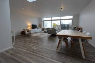 Bezoeken kunnen niet telefonisch ingepland worden, huurprofiel is verplicht: klik op BEZOEK AANVRAGEN via de volgende link: https://www.albert.immo/listing/dwelling-for-rent-9340-lede-oordegem-7893124 en maak een huurprofiel aan. Je zal een uitnodiging krijgen voor het bezoekmoment op dinsdag 13/10 tussen 18u en 18u30. <br /><br />Ben je op zoek naar een prachtige woning met 4 slaapkamers nabij het Dorp van Oordegem? Zoek niet verder! Deze woning te Oordegemkouter 28 heeft alles wat je zoekt. <br /><br />Indeling:<br />Gelijkvloers:<br />- Inkomhal<br />- Apart toilet<br />- Woonkamer met uitgeruste open keuken<br />- Inpandige garage<br /><br />Eerste verdieping:<br />- 3 slaapkamers<br />- Nachthal<br />- Badkamer met douche en toilet<br /><br />Tweede verdieping: <br />- Slaapkamer<br /><br />Bijzonderheden:<br />- EPC B<br />- Kelder <br />- Tuin en terras<br />- bewoonbare oppervlakte van de woning bedraagt 235 m²<br />- Beschikbaar vanaf 01/11/2026 (momenteel is de woning nog verhuurd)<br />- Goede ligging nabij restaurants, scholen, winkels, apotheek, oprit E40 in Wetteren en Erpe-Mere, openbaar vervoer, etc. <br /><br />Mis deze kans niet en vraag vandaag nog uw bezoek aan. <br /><br />Bij Albert kom je thuis