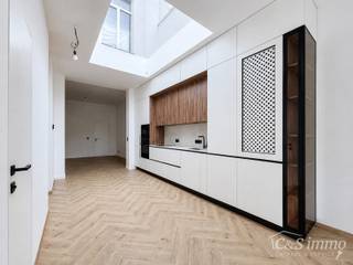 Welkom in de Joris Helleputtestraat 34, een rustige straat op een aangename locatie nabij het prachtige Te Boelaerpark.<br /><br />Dit gelijkvloerse appartement werd recent volledig gerenoveerd en opgeleverd, met veel aandacht voor kwaliteit en detail.<br />U komt binnen via een ruime inkomhal, waar voldoende plaats is voor het voorzien van een vestiairekast. Aansluitend bevindt zich het gastentoilet, stijlvol afgewerkt met keramische tegels.<br />Via de hal bereikt u de royale leefruimte van maar liefst 40 m², met een volledig nieuwe open keuken voorzien van hoogwaardige toestellen: een AEG-koelkast en aparte diepvriezer, AEG-inductiekookplaat, AEG-oven en microgolfoven, vaatwasser en spoelbak. De leefruimte biedt alle mogelijkheden om een gezellige zithoek te creëren en beschikt bovendien over voldoende plaats voor een ruime eettafel met zicht op de tuin.<br /><br />Het appartement telt twee ruime slaapkamers van 11 m² en 16 m². De master bedroom bevindt zich aan de voorzijde, terwijl de tweede slaapkamer aan de tuinzijde gelegen is.<br />Ook de badkamer werd met veel aandacht voor comfort en uitstraling afgewerkt. Ze beschikt over een dubbele lavabo met meubel, een ruime inloopdouche met regendouche, een toilet en een praktische inbouwkast met aansluitingen voor een wasmachine en droogkast.<br /><br />Het volledige appartement geniet van vloerverwarming, aangestuurd door een nieuwe condensatieketel van Vaillant &amp; drie dubbele beglazing. De stijlvolle visgraatparket zorgt daarnaast voor een warme en hoogwaardige uitstraling.<br />En last but not least: de absolute troef is de ruime tuin van maar liefst 92 m², waar u heerlijk kunt genieten van de aangename namiddagzon.<br />Geniet ook van de talloze toffe eetzaakjes in de buurt zoals Foodbar Deprince!