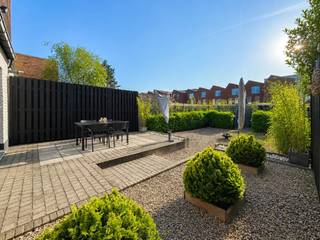 Charmante stadswoning met INPANDIGE GARAGE, DRIE SLAAPKAMERS, ZONNIGE TUIN en UITSTEKENDE LIGGING in Oudenaarde. Via de inkomhal, bereikbaar langs de inpandige garage, komt u binnen in deze INSTAPKLARE woning waar comfort en functionaliteit hand in hand gaan. De gezellige leefruimte vormt samen met de volledig ingerichte keuken en eetplaats het warme hart van de woning, ideaal voor gezellige momenten met familie en vrienden. Daarnaast beschikt de woning over een PRAKTISCHE KELDER die extra bergruimte biedt. Op de eerste verdieping bevinden zich drie volwaardige slaapkamers, een open nachthal met gezellige zithoek en een ingerichte badkamer. Buiten geniet u van een ONDERHOUDSVRIENDELIJKE TUIN met ZONNIG TERRAS, een aangename plek om tot rust te komen in alle privacy. Ook technisch is deze woning goed uitgerust dankzij DAKISOLATIE, DUBBELE BEGLAZING en een RECENTE CV-KETEL, wat bijdraagt aan een energiezuinig wooncomfort. De rustige ligging aan de rand van Oudenaarde vormt een belangrijke troef, met winkels, scholen, horeca en het stadscentrum op wandelafstand. Bovendien zorgt de VLOTTE AANSLUITING OP DE N60 voor een uitstekende bereikbaarheid richting Gent en de omliggende gemeenten. Een ideale gezinswoning voor wie comfortabel wil wonen op een CENTRALE en GOED BEREIKBARE LOCATIE.<br /><br />Adres: Pauwel Vander Scheldenstraat 9 te Oudenaarde<br /><br />Geen renovatieplicht; P-score: C, G-score: A