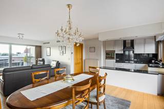 Zeer gunstig gelegen appartement in het centrum van Boom (met LIFT!), op wandelafstand van alle winkels, scholen en het openbaar vervoer. Tevens ligt dit eigendom vlakbij het recreatiedomein De Schorre. De oprit van de A12 Antwerpen-Brussel ligt op slechts enkele minuten rijden. <br /><br />Dit dakappartement (114m²) bevindt zich in een recent gebouw (2006), voorzien van lift. Het appartement werd afgewerkt met kwaliteitsvolle materialen en beschikt over alle nodige comfort. De indeling is als volgende: een inkomhal, een lichtrijke woonkamer met toegang naar twee terrassen, een open ingerichte keuken, een wasplaats/berging, 2 slaapkamers, een huidige dressing (mogelijk 3e slaapkamer), een ingerichte badkamer en een apart toilet. In de woonkamer en slaapkamers is airco aanwezig, wat mee resulteert in een zeer goede EPC-score (label B). Voorts is de elektrische installatie conform en is er geen asbest aanwezig.<br /><br />Tot slot is er een ruime, dubbele garagebox met automatische poort voorzien welke mogelijks kan bijgekocht worden aan €50.000,- (uitweg naar de Gasstraat).<br /><br />Wenst u graag een bezichtiging in dit mooie appartement? Contacteer ons via 03 459 99 99 of info@leximmo.be voor een afspraak ter plaatse!