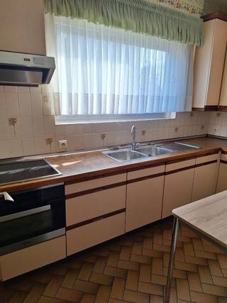 Centraal gelegen en goed onderhouden appartement te Ekeren.<br /><br />Het hoekappartement is gelegen op de eerste verdieping van een klein appartementsgebouw (3 appartementen) en met veel lichtinval.<br /><br />Het appartement omvat een ruime woonkamer, ingerichte keuken, 2 slaapkamers, badkamer met ligbad en apart toilet.<br /><br />Bewoonbare oppervlakte 91,50m²<br />Dak geïsoleerd,<br />Dubbele beglazing<br />EPC B<br />Lage maandelijkse kosten (50 euro)<br />Geen grote geplande kosten in het gebouw<br /><br />Achteraan zonnig terras van 5,6m² en bergplaats<br /><br />Het appartement ligt centraal; op korte wandelafstand van centrum en openbaar vervoer, toch heel rustig gelegen (doodlopende straat).<br /><br />Inbegrepen: kelderberging<br />Garagebox apart aan te kopen (25 000 euro) <br /><br />Geen immo aub.