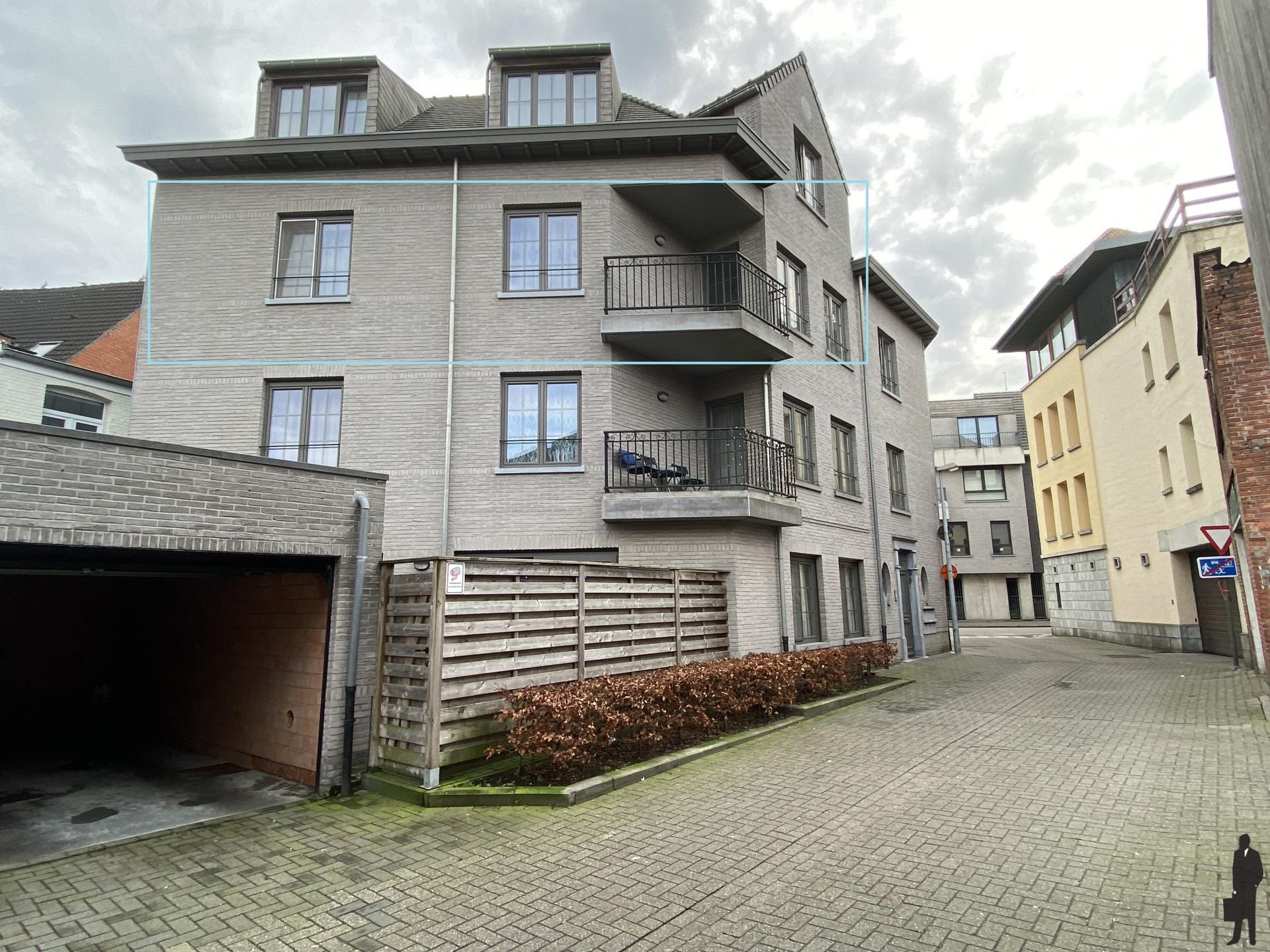 Centraal gelegen  appartement in Hoogstraten met overdekte autostaanplaats. - foto 2