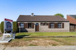 Op te frissen gelijkvloerse woning met 3 slaapkamers, rustig gelegen op een ruim perceel van 999m² aan het einde van een doodlopende straat in het centrum van Kasterlee<br /><br />INDELING<br /><br />Gelijkvloers<br />We betreden deze woning via de inkomhal die toegang geeft tot de gezellige leefruimte (31m²) met parketvloer.<br />Daarnaast ligt de keuken (10m²) die voorzien is van een microgolfoven, een inductie kookplaat, koelkast en dampkap.<br />Verder is er een zeer grote veranda, bestaande uit 2 delen (33m² en 22m²).<br />Vanuit de inkomhal zijn ook het gastentoilet, de badkamer met ligbad en toilet (5m²) en de 3 slaapkamers(13m², 12m² en 7m²) bereikbaar.<br />Naast de woning is er een carport (34m²).<br /><br /><br />Kelder<br />De woning is volledig onderkelderd en de kelder bestaat uit verschillende compartimenten: een garage (27m²), een technische ruimte en verschillende bergruimtes.<br />De kelder is bereikbaar vanuit de keuken en ook aan de zijkant van de woning via een hellend vlak.<br /><br />TUIN<br />De tuin is zeer onderhoudsvriendelijk aan<span>gelegd en hier vinden we een tuinhuis (12m²), een buitenbar (28m²), een carport voor mobilhome (28m²) en een berghok (15m²).</span><br /><br />BIJZONDERHEDEN<br /><br />- EPC label C<br />- Zonnepanelen<br />- verwarming op gas<br />- tuin op zuid-oosten<br /><br />POSITIEVE ASPECTEN<br />- ruim perceel<br />- gelijkvloers wonen is mogelijk<br />- zeer grote kelder met veel bergruimte en garage<br />- goede locatie nabij zowel de dorpskern met lokale handelaars, scholen,... op wandelafstand<br /><br /><em>Stedenbouwkundige info in aanvraag.</em>