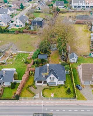 Deze degelijk gebouwde villa uit 1968 bevindt zich op een uitzonderlijk ruim en mooi zuidgericht perceel van 1.725 m². De woning beschikt over...