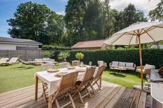 <p><span>Karaktervolle woning met rieten dak en verwarmd zwembad in Brasschaat</span></p><p><span>Troeven</span></p><p><span>Brasschaat is een van de groenste gemeenten van de Antwerpse rand, en dat voel je in deze rustige buurt meteen. Je zit hier vlak bij Kalmthout en Wuustwezel, en toch sta je in een paar minuten op de oprit richting Antwerpen of Breda. Een omgeving waar het aangenaam stil is zonder dat je iets moet inleveren op bereikbaarheid.</span></p><p><span> </span></p><p><span>Feiten</span></p><p><span>• Karakteristiek rieten dak, instapklaar</span></p><p><span>• Verwarmd zwembad met solarsysteem en wellnessruimte</span></p><p><span>• Volledig omheind perceel met automatische toegangspoort</span></p><p><span>• 3 slaapkamers, 2 badkamers en een extra multifunctionele ruimte</span></p><p><span>• EPC 164 kWh/(m² jaar), label B — elektriciteit conform</span></p><p><span> </span></p><p><span>Omschrijving — Wonen op het gelijkvloers, genieten in de tuin</span></p><p><span>Achter de automatische toegangspoort valt eerst het rieten dak op: het geeft deze halfopen woning een uitstraling die je in de buurt niet snel een tweede keer tegenkomt. De oprit biedt plaats aan 3 à 4 wagens.</span></p><p><span>Binnen loop je door naar de leefruimte en de eetplaats, die aansluiten op de keuken. De veranda vormt de overgang naar buiten en kijkt uit over de tuin en het zwembad.</span></p><p><span>Het vergunde bijgebouw herbergt een volwaardige slaapkamer met eigen badkamer. Een indeling die veel mogelijkheden opent: als master bedroom, als gastenverblijf, of voor wie graag gelijkvloers slaapt.</span></p><p><span>Op de eerste verdieping liggen 2 bijkomende slaapkamers en een extra ruimte die zich leent tot bureau, dressing, hobbyruimte of ruime berging. Daarboven is er nog een zolder met bijkomende opslagruimte.</span></p><p><span>De tuin is het hart van deze woning. Het perceel van 495 m² is volledig omheind en ingericht om er het hele seizoen door te zijn: een verwarmd zwembad met solarsysteem, een aansluitende wellnessruimte, hoogwaardig kunstgras dat het jaar rond groen blijft en meerdere plekken om de zon te volgen.</span></p><p><span>EPC 164 kWh/(m² jaar), label B. Elektrische keuring conform. Beschikbaar vanaf 15 december 2026.</span></p><p><span> </span></p><p><span>Zin om deze woning en haar tuin zelf te zien? Contacteer Christophe Matthys voor meer informatie of een afspraak.</span></p><p><span> </span></p>