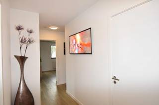 <p><strong> MODERN EN ENERGIEZUINIG 2-SLAAPKAMERAPPARTEMENT MET RUIM ZW-TERRAS EN (DUBBELE) ONDERGRONDSE PARKEERPLAATS</strong><br /><br />Recent en stijlvol appartement met twee slaapkamers, een ruim ZW-gericht terras van maar liefst 31 m², twee ondergrondse parkeerplaatsen en een private kelderberging.<br /><br /><strong> LIGGING</strong><br />Het appartement maakt deel uit van de stijlvolle residentie<strong> Jardin des Fleurs</strong>, gelegen in Oud-Turnhout, tussen het centrale plein en de rustige verkaveling<strong> Gommers en Magerman</strong>.<br />De residentie combineert hedendaags wooncomfort met een aangename, groene omgeving. Centraal in het project bevindt zich de gemeenschappelijke bloementuin, Jardin des Fleurs.<br /><br />Het appartement werd hoogwaardig afgewerkt. De parketvloer zorgt voor een warme en sfeervolle uitstraling, terwijl de grote raampartijen voor een aangename natuurlijke lichtinval zorgen.<br /><br /><strong> INDELING</strong><br />Dit mooie appartement is gelegen op de tweede verdieping en omvat:<br />• Private inkomhal met gastentoilet<br />• Twee slaapkamers van ca. 16,5 m² en 11,2 m², beide voorzien van internet- en tv-aansluiting<br />• Moderne badkamer met inloop- en regendouche, enkel lavabomeubel, spiegel- en opbergkasten<br />• Ruime leefruimte met open keuken en eiland (inclusief zonnescreens aan de raampartijen)<br />• Volledig uitgeruste keuken met kwalitatieve toestellen van Whirlpool en Bora, waaronder koelkast, diepvriezer, (bak)oven, vaatwasser, inductiekookplaat met geïntegreerde afzuiging en dubbele spoelbak<br />• Praktische berging/technische ruimte met aansluiting voor wasmachine<br /><br />De lichtrijke leefruimte geeft rechtstreeks toegang tot het ruim, ZW-gericht terras van 31 m². Het terras biedt een aangenaam zicht op het centrale binnenplein en vormt een mooie verlenging van de leefruimte.<br /><br /><strong> EXTRA'S</strong><br />Bij het appartement horen:<br />• (dubbele) Ondergrondse autostaanplaats – mogelijkheid om “enkel” te huren<br />• Private kelderberging<br />• Gemeenschappelijke vuilnisberging in de kelder<br />• Gemeenschappelijke fietsenberging op het gelijkvloers<br /><br /><strong> BIJZONDERHEDEN</strong><br />• Onmiddellijk beschikbaar<br />• Energiezuinig: E-peil 30<br />• Volledig geschilderd<br />• Gedeeltelijk voorzien van verlichtingsarmaturen (uitgezonderd de leefruimte) &amp; volledig voorzien van raamdecoratie <br />• Vliegenramen inbegrepen<br />• CV op gas <br />• Ventilatiesysteem type D<br />• Zonnescreens in de leefruimte- en keuken<br />• Maandelijkse bijdrage: € 50 forfaitait<br /><br /><strong> Aansluitingskosten voor water, gas, elektriciteit en telecom zijn ten laste van de huurder</strong></p>
<br /><strong>TROEVEN</strong><br />• Recent en hoogwaardig afgewerkt appartement<br />• Twee volwaardige slaapkamers<br />• Ruim ZW-gericht terras van maar liefst 31 m²<br />• (Mogelijkheid tot het huren van 2) Ondergrondse parkeerplaats(en)<br />• Energiezuinig wonen<br />• Aangename en rustige residentie met gemeenschappelijke bloementuin<br />• Gunstige ligging nabij de markt, winkels, horeca en openbaar vervoer<br />• Instapklaar en onmiddellijk beschikbaar<br /><br /><strong>BEZICHTIGINGEN ZIJN UITSLUITEND MOGELIJK VIA EEN DIGITALE AANVRAAG</strong><br /><strong>Wenst u deze woning te bezichtigen? Klik dan op de knop ‘Maak een afspraak’ en dien uw aanvraag online in. Na ontvangst van uw aanvraag nemen wij via e-mail contact met u op om u verder te informeren over een mogelijk bezichtigingsmoment.</strong>