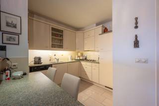 Stijlvol appartement te koop in Residentie Aurora<br /><strong>2 slaapkamers – Uitzicht op de Piers de Raveschootlaan – Centrum Knokke</strong><br />Dit prachtige appartement is ideaal gelegen in het hart van Knokke, op korte wandelafstand van de Zeedijk en alle voorzieningen. Geniet van een adembenemend open zicht en een slimme indeling die comfort en functionaliteit combineert.<br /><strong>Indeling</strong>
<ul>
	<li><strong>Inkomhal</strong></li>
	<li><strong>Ruime woonkamer</strong> met veel natuurlijk licht en een open zicht</li>
	<li><strong>Open keuken</strong> voorzien van moderne toestellen en voldoende opbergruimte</li>
	<li><strong>Gastentoilet</strong></li>
	<li><strong>Berging</strong></li>
	<li><strong>Badkamer</strong> met douche, dubbele lavabo en toilet</li>
	<li><strong>Master bedroom</strong> met toegang tot het achtergelegen terras</li>
	<li><strong>Tweede slaapkamer</strong> met eigen lavabo en eveneens toegang tot het terras</li>
</ul>
Op verdieping -1 beschikt u over een privé kelder. Op het gelijkvloers is er een handige fietsenberging. Daarnaast is er een <strong>mogelijkheid tot aankoop van een ruime garagebox</strong> in dezelfde residentie voor €120.000.<br /><strong>Troeven</strong>

<ul>
	<li>Centrale ligging in Knokke</li>
	<li>Praktische indeling</li>
	<li>terras aan de achterzijde</li>
	<li>Inclusief kelder en fietsenberging</li>
	<li>Optie tot aankoop van garagebox</li>
</ul>
Referentie: A1030<br />Plan vandaag nog uw bezoek en ontdek dit unieke appartement!