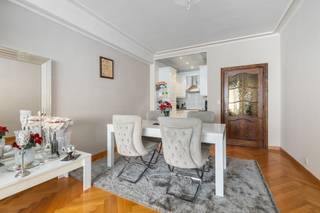 <p><span>Appartement centraal gelegen </span></p><p><span>Ontdek dit instapklare appartement van 66 m² in centrum Antwerpen. Dankzij de uitstekende centrale ligging bevindt u zich op wandelafstand van het </span><span>Centraal Station, de Antwerpse Zoo</span><span>, tal van winkels, restaurants en gezellige horecazaken. Bovendien geniet u van een vlotte verbinding met het openbaar vervoer en de belangrijkste invalswegen.</span></p><p><span>Bij het betreden van het appartement komt u terecht in een inkomhal die toegang biedt tot alle ruimtes. Vooraan bevindt zich de</span><span> lichtrijke leefruimte met een open keuken</span><span>, wat zorgt voor een aangename en open woonbeleving.</span></p><p><span>Vanuit de hal bereikt u tevens het toilet en de badkamer. Achteraan het appartement bevindt zich een ruime slaapkamer met toegang tot een balkon, waar u in alle rust kunt genieten van de buitenlucht.</span></p><p><span>Als extra troef beschikt het appartement over een ondergrondse auto staanplaats, wat in deze centrale buurt een absolute meerwaarde vormt.</span></p><p><span>Troeven:</span></p><ul><li><span>Centrale ligging in Antwerpen </span></li><li><span>Bewoonbare oppervlakte van 66 m² </span></li><li><span>Lichtrijke leefruimte met open keuken </span></li><li><span>Ruime slaapkamer met balkon </span></li><li><span>Apart toilet </span></li><li><span>Ondergrondse autostaanplaats (reeds verkocht)</span></li><li><span>Op wandelafstand van het Centraal Station, de Zoo, winkels en horeca </span></li><li><span>Uitstekende bereikbaarheid met openbaar vervoer en belangrijke invalswegen</span></li></ul><p><span> </span></p><p><span>Extra</span></p><p><span> </span></p><p><span>• EPC: 139 kWh/m²/jaar (Label B)</span></p><p><span>• Maandelijkse kosten (water, CV, syndicus, blokpolis, onderhoud en verbruik gemeenschappelijke delen) : €170</span></p><p><span>• Auto staanplaats reeds verkocht</span></p>