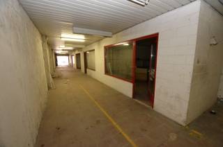 TE RENOVEREN ruim woonhuis met pakhuis/loods en met uitweg achteraan uitgevend op de nieuwe toekomstige verkaveling. <br /><br />Indeling: <br /><br />*Gelijkvloers: <br />zeer groot pakhuis met inrijpoort en winkel vooraan aan de straatzijde met ook uitweg achteraan in de zijstraat.<br /><br />* Twee duplex-appartementen bestaande uit telkens een woonkamer, open ingerichte keuken, apart toilet, badkamer en 1 of 2 slaapkamers. EPC: 390 (D-label) en 798 (F-label).