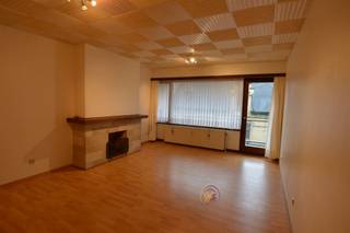 CENTRAAL GELEGEN APPARTEMENT: ruime inkom, lichtrijke en ruime living, keuken voorzien van keukentoestellen, badkamer met ligbad/douche, 2 ruime slaapkamers. Mooi terras. Op alle plaatsen centrale verwarming, private kelder/fietsberging. Syndic 50,00 euro.