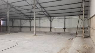 <p><span>Geïsoleerde loods van 155 m² - Vrije hoogte 4.5meter -  poort van 4 meter hoog en 4 meter breed.</span></p><p><span>Deze loods wordt verhuurd onder btw-regime.</span></p>