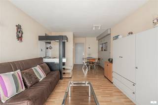 À vendre : studio agréable dans la résidence Lord, situé au centre de Middelkerke.Ce studio se trouve au deuxième étage et représente une opportunité idéale pour un pied-à-terre à la mer. Le séjour avec cuisine ouverte offre un espace de vie pratique et convivial. La salle de bains est équipée d’une baignoire, assurant tout le confort nécessaire. Grâce à sa situation centrale, les commerces, les transports en commun et la plage sont accessibles à pied. De plus, une cave privée est incluse dans l’immeuble, offrant un espace de rangement supplémentaire. Ce studio est parfait comme résidence secondaire ou comme investissement à la côte. Intéressé ? Contactez-nous pour plus d’informations ou pour organiser une visite.