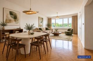 Hecht u veel belang aan een groene omgeving, maar wenst u toch ook in de stad te wonen? Dan hebben wij een ideale opportuniteit voor u: een appartement gelegen op de 6e verdieping en vlakbij het Rivierenhof met een vlotte verbinding naar het historisch hart van Antwerpen!<br /><br />Indeling<br />U betreedt het eigendom via de centrale hal die doorgang geeft aan de lichtrijke woonkamer. Hierlangs treft u tevens de keuken aan. Via de centrale hal heeft toegang naar de badkamer met ligbad, een apart toilet, alsook de twee slaapkamers. Langs de tweede slaapkamer kan u het terras betreden. Tot slot zijn achteraan het appartement rolluiken aanwezig. <br /><br />Ligging<br />Het eigendom geniet van een uitstekende ligging. Recht voor de deur vindt u het Rivierenhof, waar u verschillende fijne activiteiten kan doen. Verder vindt u vlakbij de halte van tram 10 en bus 40. Zo geraakt u op maar liefst 10 minuten in het historisch centrum van Antwerpen. Langs de andere kant vindt u het Wijnegem Shoppingcenter.<br /><br />Pluspunten<br />- Condenserende CV-ketel van 2024.<br />- Hoogrendementsbeglazing (geplaatst 2023)<br />- Dak geïsoleerd conform energiedoelstelling 2050<br />- Energiezuinig door EPC label B <br />- Kortbij openbaar vervoer en Rivierenhof<br /><br />Klinkt dit als een interessante opportuniteit voor u? Bel dan snel naar One vastgoed via 03 360 85 30!