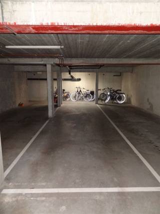 Overdekte autostaanplaats voor 2 auto's gelegen in ondergrondse garage appartementsgebouw "Coin Sud". Afmetingen autostaanplaats: 2.50 m x 9.70...
