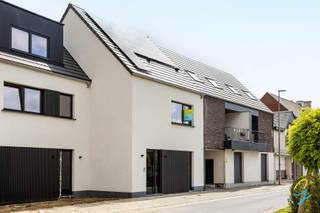 Te koop te Berlare!<br />Bent u op zoek naar een energiezuinige en instapklare nieuwbouwwoning? Dan is deze moderne woning zeker een bezoek waard!<br />Bij het betreden van de woning komt u terecht in een verzorgde inkomhal met apart gastentoilet. Verder beschikt het gelijkvloers over een praktische berging die eveneens perfect kan dienen als bureau- of hobbyruimte. De lichtrijke en ruime leefruimte vormt samen met de volledig geïnstalleerde open keuken het hart van de woning. Dankzij het grote schuifraam geniet u van een mooie verbinding met de tuin en het terras.<br />Op de eerste verdieping bevinden zich twee ruime slaapkamers, een comfortabele badkamer uitgerust met alle hedendaagse voorzieningen en een afzonderlijk toilet.<br />Achterste slaapkamer geeft toegang naar een prachtig terras.<br />De tweede verdieping biedt plaats aan een derde, zeer ruime slaapkamer en een extra zolderruimte die ideaal is als stockage- of bergruimte.<br />Achteraan het perceel zijn een autostaanplaats en een carport voorzien. Bovendien wordt aan de carport een buitenkraan geïnstalleerd, ideaal voor het reinigen van uw wagen.<br />De volgende werken worden nog afgewerkt door de bouwheer:<br />- Aanleg van grasmatten in de tuin;<br />- Plaatsing en afwerking van de carport;<br />De ligging vormt een absolute meerwaarde: op wandelafstand van het gezellige centrum van Berlare met zijn winkels, scholen en openbaar vervoer. Daarnaast bevinden de prachtige Gratiebossen zich vlakbij, ideaal voor natuurliefhebbers, wandelaars en fietsers.<br />Troeven:<br />- Mogelijkheid tot aankoop aan 6% BTW (onder voorwaarden)<br />- Energiezuinige nieuwbouwwoning<br />- 3 volwaardige slaapkamers<br />- Volledig geïnstalleerde open keuken<br />- Terras en tuin<br />- Carport en private autostaanplaats<br />- Aanwezigheid van zonnepanelen<br />Interesse? Contacteer collega Bernhard 0476 022 089 of bernhard@cornelis-goeman.be vandaag nog voor meer informatie of een bezoek ter plaatse!<br />* Verlaagd BTW-tarief van 6% mogelijk mits voldaan wordt aan de wettelijke voorwaarden.