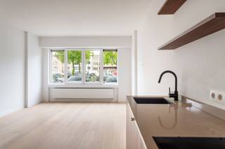 Gelegen op een uitstekende locatie in de nabijheid van groen, scholen, winkels, goede verbindingen met openbaar vervoer en snelwegen voor eenvoudige mobiliteit in en rond Wilrijk. U betreedt het appartement via een ruime inkomhal waar plaats is voor een vestiaire kast. De zeer ruime leefruimte op parket geniet van erg veel natuurlijke lichtinval en is perfect voor ontspanning en vermaak. De volledig uitgeruste keuken geniet van alle comfort en is een meesterwerk van functionaliteit. Het appartement heeft 2 slpk van ca. 15 m², 10 m². De badkamer heeft een ruime inloopdouche met douchebak, gouden kraanwerk en een dubbel lavabo meubel met opbouwkommen. Via de 2e slpk geeft heeft u toegang tot de zeer aangename tuin van 61m² voor de liefhebbers die graag buiten zitten. Verder is er ook een lift in het gebouw die ook toegang geeft tot de kelder. Dit app heeft een kelderbergingen van 22m².