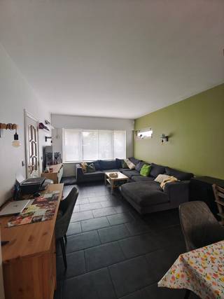 Instapklare gezinswoning met 3 slaapkamers, 2 badkamers, garage en westgerichte tuin<br /><br /><br />Ruime en instapklare gezinswoning met 3 slaapkamers, 2 badkamers, garage en westgerichte tuin in een rustige doodlopende straat in Hoevenen.<br /><br />Deze verzorgde woning beschikt over 160 m² bewoonbare oppervlakte en combineert ruimte, comfort en een rustige ligging. Bovendien bevindt de woning zich op korte afstand van winkels, scholen, groen, openbaar vervoer en belangrijke verbindingswegen en autostrade.<br /><br />Op het gelijkvloers bevindt zich een ruime en lichtrijke leefruimte met aansluitende keuken, een praktische was-/bergruimte en toegang tot de garage. Via de leefruimte bereik je het terras en de westgerichte tuin van ca. 80 m², waarvan 16 m² terras. De tuin is compact en onderhoudsvriendelijk. Op korte afstand zijn verschillende publieke speeltuinen te vinden.<br /><br />Op de eerste verdieping bevinden zich twee ruime slaapkamers en twee badkamers. Eén badkamer is volledig afgewerkt; de tweede is volledig operationeel, maar kan qua afwerking nog verder naar eigen smaak worden ingericht. De bijzonder ruime master bedroom van maar liefst 28 m² bevindt zich op de tweede verdieping.<br /><br />De woning is volledig instapklaar en alle installaties zijn operationeel. Sinds de renovatiewerken die vanaf 2010 werden uitgevoerd, werd onder meer het dak geïsoleerd met 16 cm isolatie. Recent werd ook een nieuwe verwarmingsketel geplaatst. De facturen en documenten van de uitgevoerde werken zijn netjes gebundeld en kunnen door kandidaat-kopers worden ingekeken.<br /><br />Verder zijn er 12 zonnepanelen aanwezig op de voorzijde van de woning, met behoud van groenestroomcertificaten van €330 per 1.000 kWh. Er zijn digitale elektriciteits- en gasmeters.<br /><br />Het huidige geldige EPC bedraagt 204 kWh/m²/jaar (label C). Sinds de opmaak hiervan werd de nieuwe ketel geplaatst; bij een nieuw EPC verwachten we een verbetering naar label B.