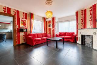 Op zoek naar een woning die rust, ruimte én potentieel combineert? Ontdek deze charmante, volledig onderkelderde alleenstaande woning op een perceel van 655 m² in het landelijke Houthulst. Hier geniet je van volledige privacy, open vergezichten en een zuidgerichte tuin met ponypiste : een droomplek voor dierenliefhebbers en buitenmensen. Deze prijs is een vanafprijs.<br /><br />Binnenin wacht een verrassend ruime woning met een lichtrijke leefruimte, volledig uitgeruste keuken en een polyvalente bureauruimte die ook perfect dienst kan doen als derde slaapkamer. Zowel op het gelijkvloers als op de eerste verdieping is een volwaardige badkamer aanwezig, telkens uitgerust met ligbad, lavabo en toilet.<br /><br />Uniek aan deze woning is de grote functionele ruimte: een kelder onder de volledige woning, twee garages, én twee zolders (waarvan één bereikbaar via een uitklapbare trap, en één boven de garage). Ideaal voor wie nood heeft aan extra opbergruimte, hobbyruimte of een werkatelier.<br /><br />Recent werd de woning voorzien van warmtepompen, waardoor je duurzaam en energiezuinig verwarmt, met meer comfort tot gevolg.<br /><br />De volledig omheinde tuin van ca. 595 m² is zuidgericht en biedt een schitterend zicht op de omliggende hooivelden. Dankzij de aanwezige ponypiste en ruime tuin is dit een ideale woning voor wie houdt van het buitenleven, dieren of tuinieren.<br /><br />Troeven:<br />2 slaapkamers + bureau (mogelijk 3e slaapkamer)<br />2 badkamers<br />Grote kelder, dubbele garage en twee zolders<br />Recent voorzien van warmtepompen<br />Zuidgerichte tuin met ponypiste<br />Rustige, landelijke ligging met weids uitzicht<br /><br />📞 Interesse? Contacteer Thijs:<br />📲 051 57 54 61<br />📧 friedel@grouptrybou.be | thijs@grouptrybou.be