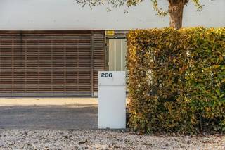 Deze eigendom wordt aangeboden via Pre-sale. De vermelde prijs is een instelprijs. Wil je een afspraak vastleggen of wens je meer info omtrent deze koopmethode, neem dan contact op met de dossierverantwoordelijke Mathias Lauwyck (+32 472 18 39 90) - mathias.lauwyck@dewaele.com!<br /><br />In een residentiële omgeving in Torhout ontdekt u deze stijlvolle villa waar ruimte, lichtinval en hoogwaardige afwerking centraal staan. Met circa 245 m² bewoonbare oppervlakte, een aangelegde tuin en een dubbele garage combineert deze eigendom comfortabel wonen met een praktische indeling. Bovendien geniet u van een vlotte verbinding met het centrum en de E403.<br /><br />De villa werd in 2010 grondig verbouwd naar een ontwerp van Desmet &amp; Lammens Architecten. In 2015 kreeg het interieur een volledige vernieuwing door Luypaert Interieur, met duurzame materialen, verfijnd maatwerk en oog voor detail.<br /><br />Via de inkomhal bereikt u de ruime leefruimte, waar het salon en de eetplaats dankzij de grote raampartijen baden in het daglicht. Het zicht op de groene tuin trekt de buitenomgeving als het ware naar binnen. Aansluitend nodigt de volledig uitgeruste open keuken met ontbijthoek uit tot gezellige familiemomenten. Een ruim bureau met maatwerk en een praktische was- en strijkplaats vervolledigen het gelijkvloers. Er is eventueel mogelijkheid om extra slaapkamers in te richten.<br /><br />Op de eerste verdieping bevinden zich drie slaapkamers, waaronder een ruime master bedroom, een badkamer met dubbel lavabomeubel en inloopdouche, een aparte dressing en een nachthal met ingemaakte kasten.<br /><br />Buiten vormt de zonnige, aangelegde tuin met terras en tuinhuis de ideale plek om uitgebreid te tafelen of van lange zomeravonden te genieten. Ook wie wonen en werken wil combineren, vindt hier een bijzondere troef: het bureau beschikt over een aparte ingang en is daardoor bijzonder geschikt voor een vrij beroep of zelfstandige activiteit.<br /><br />De dubbele garage van circa 45 m² met automatische poort biedt plaats aan wagens en fietsen. <br /><br />Wens je meer informatie of een bezoek? Neem dan snel contact op met Mathias via 0472 18 39 90 of mathias.lauwyck@dewaele.com!<br /><br /><br /><br />Bestuursmaatregelen in het maatregelenregister: nee