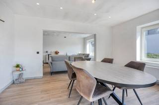 Dit prachtig en recent gerenoveerd huis staat te koop in het pittoreske Mater. De eigenaars hebben de zware renovatiewerken al voor u uitgevoerd. Het pand is reeds volledig gestript, vers gepleisterd en overal voorzien van een warme, hoogwaardige laminaatvloer. Dit biedt u als koper een enorm voordeel: u hoeft niet meer door het stof van een zware verbouwing, maar u krijgt wel de absolute vrijheid om de binnendeuren en uw ultieme droomkeuken nog volledig naar uw eigen persoonlijke stijl en smaak te kiezen.<br /><br />Wie ervoor kiest om dit huis te kopen, geniet bovendien van een uitstekende locatie: ultieme rust en landelijke charme, maar tegelijkertijd een zeer vlotte bereikbaarheid naar het centrum van Oudenaarde.<br /><br />INDELING:<br /><br />GELIJKVLOERS:<br />-Ruime inkomhal of gang;<br />-Toilet;<br />-Living;<br />-Eetruimte;<br />-Keukenruimte (voorzien van alle aansluitingen, volledig naar eigen smaak in te richten);<br />-Wasruimte met douche;<br />-Technische ruimte;<br />-Achteringang;<br />-Hobbyruimte;<br />-Kelder.<br /><br />1e VERDIEP:<br />-3 ruime slaapkamers;<br />-Volledig afgewerkte badkamer met inloopdouche, toilet en 2 wastafels;<br />-Grote hobbykamer.<br /><br />2e VERDIEP:<br />-Ruime en hoge zolder.<br /><br />BUITEN: <br />-2 garages; <br />-Grote tuin (dankzij de zuidwestelijke oriëntatie kunt u hier van de middag tot de late avond volop van de zon genieten).<br /><br />ALGEMENE INFO:<br />- Perceel: 1.420 m²;<br />- Oriëntatie: Zuid-West;<br />- EPC B;<br />- Verwarming: gas;<br />- Dubbel glas;<br />- 3-4 slaapkamers;<br />- Regenwaterput;<br />- 2 Garages.<br /><br /><br />EPC: 159 kWh/m² / UC: 20260629-0003906272-RES-1<br />EPC: 0 kWh/m²<br /><br />Bestuursmaatregelen in het maatregelenregister: nee