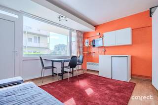 Gelegen in het groene en rustige Park Atlantis in De Haan, vindt u dit aangename vakantieappartement op het gelijkvloers van residentie ‘Orchidee’. Het appartement beschikt over een mooi open zicht en biedt een ideale uitvalsbasis voor wie wil genieten van de kust.De ligging is bijzonder aantrekkelijk: het strand en de zee bevinden zich op wandelafstand. Op het domein zelf kunt u gebruikmaken van verschillende faciliteiten, waaronder tennisbanen, speelpleinen en een petanqueplein.Het appartement omvat een leefruimte met basiskeuken, een aparte slaapkamer met tweepersoonsbed en een badkamer met douche, lavabo en toilet. Daarnaast beschikt het over een private berging, wat zorgt voor extra praktische opbergruimte.Het appartement biedt verschillende mogelijkheden en kan mits renovatie worden omgevormd tot een aangenaam vakantieverblijf aan de Belgische kust of een interessante investering.Let op: domicilie is niet toegestaan. Het appartement is onderworpen aan een renovatieplicht.📞 Contacteer Estée voor een bezoek: 0485 19 03 98 – estee@correctvastgoed.be👉 Online schattingstool: www.correctvastgoed.be/schatting