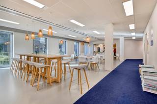 <p><strong><span>ALGEMEEN</span></strong></p>
<p><span>Hoogwaardige kantoorruimte van ca. 634 m² op de gelijkvloerse verdieping van The Ultimate, gelegen aan de Berchemstadionstraat 72 in Berchem. De kantoorruimte biedt een professionele en flexibele werkomgeving en is geschikt voor bedrijven die op zoek zijn naar een representatieve en goed bereikbare kantoorlocatie.</span></p>
<p><span>Dankzij de ligging op ca. 1,4 km van station Antwerpen-Berchem en de nabijheid van diverse bus- en tramverbindingen is de locatie vlot bereikbaar met zowel de wagen als het openbaar vervoer. Binnen het gebouw kunnen bovendien verschillende gemeenschappelijke vergaderruimtes worden gebruikt, met oppervlaktes van ca. 14 tot 425 m² en mogelijkheid tot catering.</span></p>
<p><strong><span>KENMERKEN</span></strong></p>
<ul>
<li><span>Kantoorruimte van ca. 634 m²</span></li>
<li><span>Gelijkvloerse verdieping</span></li>
<li><span>Flexibele en professionele werkomgeving</span></li>
<li><span>Gemeenschappelijke als privatieve vergaderruimtes</span></li>
<li><span>Vergaderruimtes van ca. 14 tot 425 m²</span></li>
<li><span>Goede bereikbaarheid met openbaar vervoer</span></li>
<li><span>Parkeermogelijkheden beschikbaar</span></li>
<li><span>Nabij diverse eet- en lunchmogelijkheden</span></li>
</ul>
<p><strong><span>FINANCIEEL</span></strong></p>
<p><span>Huurprijs kantoor: €150/m²/jaar </span><br /><span>Gemeenschappelijke kosten: +- €30/m²/jaar </span><br /><span>Onroerende voorheffing: +- €17,22/m²/jaar <br /></span><br /><span>Jaarlijkse huurprijs: €95.100/jaar </span><br /><span>Maandelijkse huurprijs: €7.925/maand </span></p>
<p><span>Parkeerplaatsen: €1.500/plaats/jaar excl. BTW</span></p>