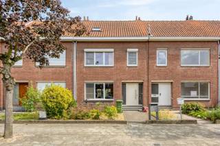 <p><span>Gunstig gelegen volledige gerenoveerde gezinswoning met 4 slpks - 2 badkamers - tuin &amp; garagebox. </span></p><p><span> </span></p><p><span>We vinden deze volledige gerenoveerde woning in een rustige woonwijk. </span></p><p><span>De woning is voorzien van alle comfort en instapklaar. </span></p><p><span>Achtergelegen garagebox inbegrepen in de prijs toegankelijk via tuin. </span></p><p><span>Woning zelf omvat op het gelijkvloers aangename en ruime living, volledig ingerichte keuken (vaatwas miele, ijskast, combi-oven...)</span></p><p><span>Vanuit de veranda die ingericht is als wasplaats doorgang naar de tuin en de achtergelegen garagebox. </span></p><p><span>Op de 1e verdieping 3 slaapkamers (16, 12 en 7 m²) + badkamer en afzonderlijk toilet. </span></p><p><span>Onder dak volledig ingerichte zolderkamer van maar liefst 25 m² met 2e volledig ingerichte badkamer (met ligbad)</span></p><p><span> </span></p><p><span>* 4 slaapkamers (mogelijkheid tot 5)</span></p><p><span>* 2 badkamers</span></p><p><span>* 3 toiletten</span></p><p><span>* tuin en garagebox</span></p><p><span> </span></p>