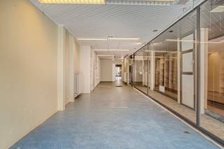 Deze opbrengsteigendom is uitstekend gelegen in de stadskern van Izegem en omvat een handelspand met achterliggende woonst van ca. 228 m² , een duplexappartement en een ruime garage. Dankzij de centrale ligging bevinden diverse handelszaken, de Heilig-Hartkerk en de Sint-Jozefskliniek zich op wandelafstand.<br /><br />Op het gelijkvloers beschikt de woonst over een ruime winkelruimte met open kasten, een vestiaire met aparte berging, een lichtrijke leefruimte met dakvensters en een aansluitende open keuken. Verder zijn er een hal, badkamer met douche, dubbel lavabomeubel en ligbad, een praktische berging/wasplaats en een apart toilet. Achteraan bevindt zich een ruime, polyvalente open ruimte met veel natuurlijke lichtinval. Via de trap in deze ruimte bereikt u de eerste verdieping, waar zich één à twee slaapkamers bevinden.<br /><br />Een bijkomende troef is de ruime, ingesloten stadskoer, die zorgt voor een aangename buitenruimte midden in de stad.<br /><br />De eigendom beschikt bovendien over een zeer ruime garage, geschikt voor het stallen van circa drie wagens. Deze is bereikbaar via de Onze-Lieve-Vrouwestraat en is uitgerust met een automatische sectionaalpoort. De garage wordt afzonderlijk aangeboden.<br /><br />Tot slot omvat de eigendom een duplexappartement. Op de eerste verdieping bevinden zich een inkomhal, gastentoilet, keuken uitgerust met fornuis, oven en spoelbak, een berging en een ruime woonkamer. Via de vaste trap bereikt u de tweede verdieping, waar een ruime slaapkamer, een badkamer met bad en wastafel en een extra berging aanwezig zijn.<br /><br />Een veelzijdige eigendom met een interessante combinatie van commerciële ruimte, woongelegenheid, een duplexappartement, ruime buitenruimte en een grote garage, gelegen op een uiterst centrale locatie in Izegem.<br /><br />Dit pand is onderworpen aan de renovatieverplichting van de Vlaamse overheid voor residentiële gebouwen (behoudens bij sloop binnen 5 jaar na de aankoop). Consulteer voor meer informatie de website van het Vlaams Energie- en Klimaatagentschap via https://www.vlaanderen.be/een-woning-kopen/renovatieverplichting-voor-residentiele-gebouwen<br /><br />Bestuursmaatregelen in het maatregelenregister: nee<br /><br />Deze AI-visualisaties zijn bedoeld als inspiratie. Er werd geen rekening gehouden met technische specificaties, stedenbouwkundige voorschriften of de concrete mogelijkheden tot realisatie.