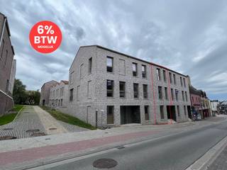 Deze moderne woning (A0.3), gelegen langs de Onderstraat in Gavere, biedt een ideale combinatie van comfort, praktische indeling en een uitstekende locatie nabij de Gaverse markt.<br /><br />Indeling is als volgt: <br />*Gelijkvloers: Ruime inkomhal met gastentoilet, een technische berging, een volledig uitgeruste keuken met aanpalende berging, en toegang tot het terras en de tuin.<br />*1e verdieping: Gezellige leefruimte, een badkamer en een ruime slaapkamer.<br />*2e verdieping: Nachthal, tweede badkamer en twee extra slaapkamers.<br /><br />Ondergrondse staanplaatsen zijn ook beschikbaar en kunnen afzonderlijk worden aangekocht (€ 28.500 of € 31.000, afhankelijk van de grootte, exclusief kosten).