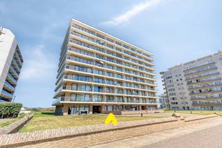 <u><em><strong>Studio avec coin nuit situé au 4ᵉ étage de la Résidence Westland.</strong></em></u><br /><br />Ce studio chaleureux, entièrement meublé, se compose d'un hall d'entrée avec coin nuit, d'un séjour lumineux et d'une magnifique terrasse orientée plein sud offrant une superbe vue sur les dunes. La cuisine est entièrement équipée et le séjour est doté d'un système de climatisation.<br />La salle de bains comprend une douche à l'italienne, un lavabo et un WC.<br /><br />Une cave privative est incluse.<br /><br />L'immeuble a été récemment rénové (façades et terrasses). Les ascenseurs ont été entièrement remplacés et aucun gros travaux n'est actuellement prévu au sein de la copropriété.<br /><br /><strong>Les atouts :</strong>
<ul>
	<li>Excellente situation</li>
	<li>Chauffage central au gaz naturel</li>
	<li>Très bonne performance énergétique – PEB classe A</li>
	<li>Cave privative incluse</li>
	<li>Local à vélos</li>
	<li>Possibilité d'acquérir un emplacement de parking souterrain</li>
</ul>