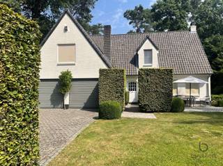 PRIMEUR: Deze uiterst verzorgde karaktervolle woning is gelegen in een rustige villawijk op de grens van Zoersel en Schilde. Gunstig gelegen...